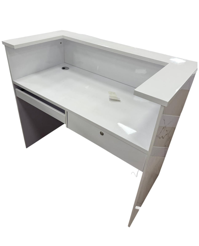 Mostrador de Recepción para Barbería – Diseño Moderno Mármol y Dorado